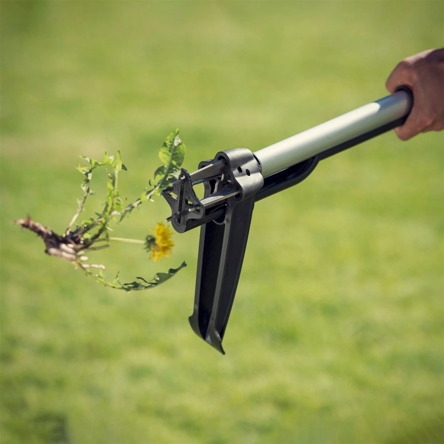 Fiskars SmartFit Teleskop-Unkraut-Stecher, Schwarz/orange, Länge 99-119 Cm – Bild 3