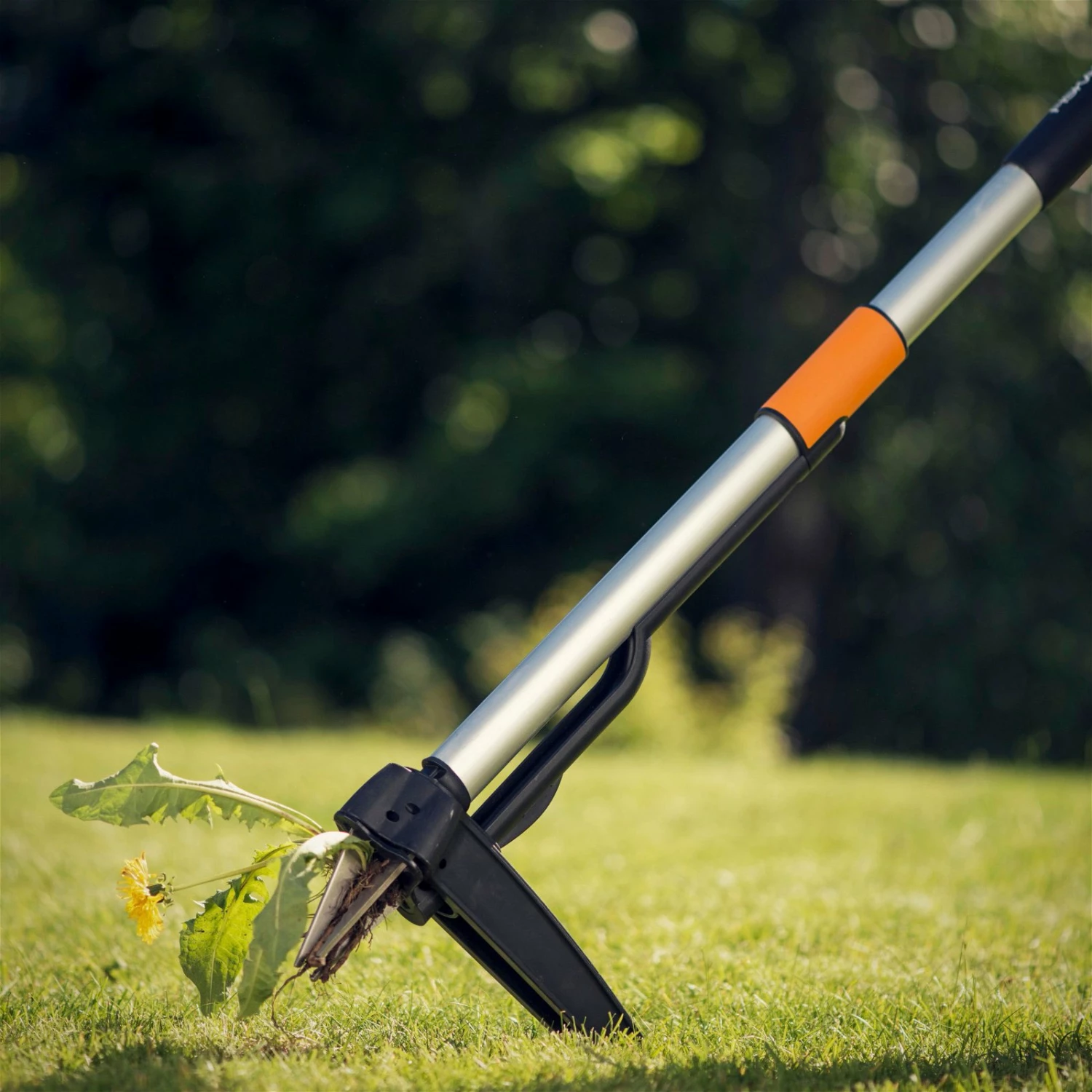 Fiskars SmartFit Teleskop-Unkraut-Stecher, Schwarz/orange, Länge 99-119 Cm – Bild 2